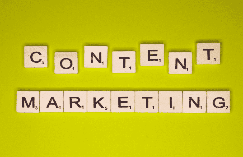 blocos com letras formando a frase marketing de conteúdo em inglês